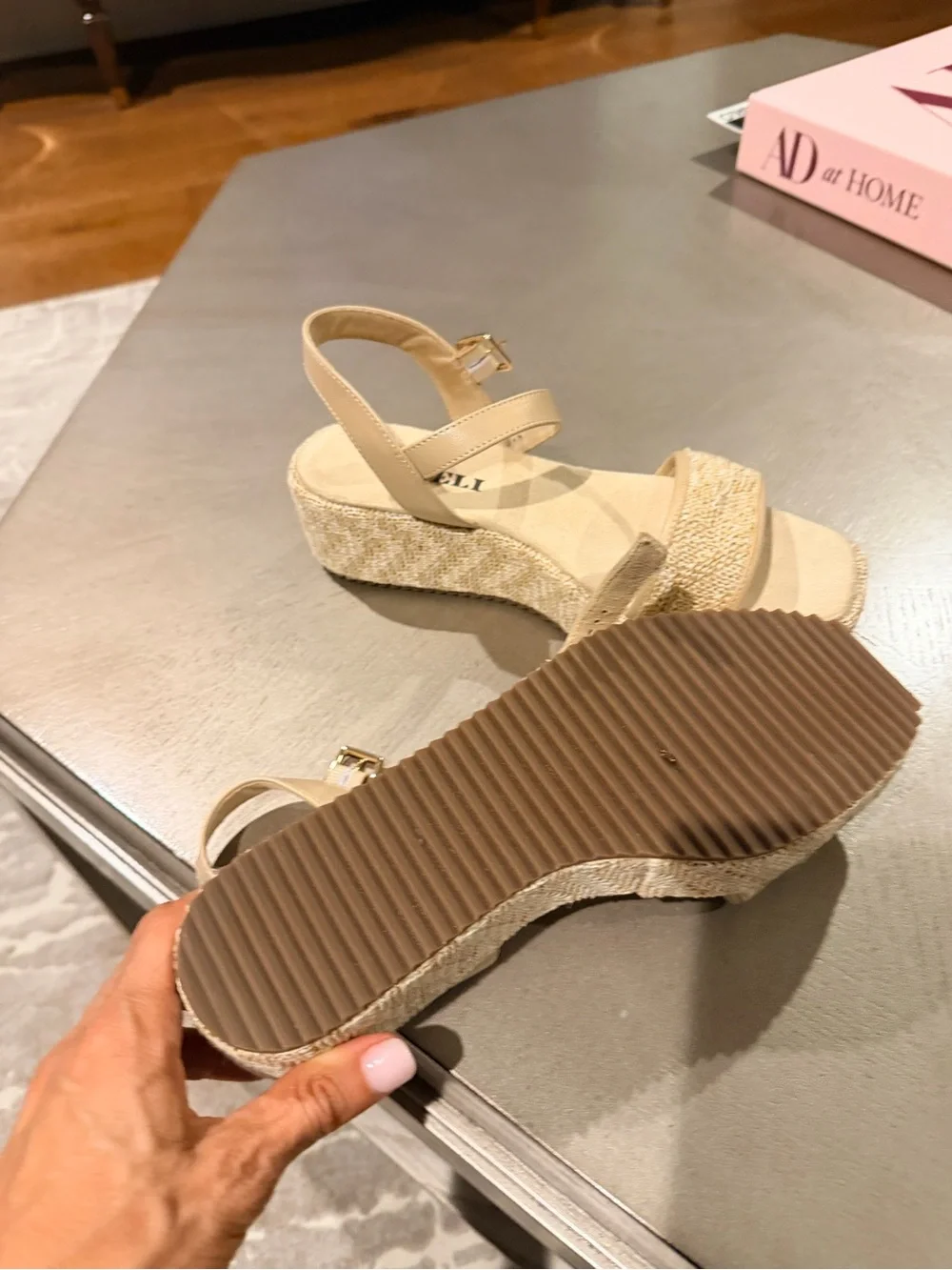 Vaneli woven platform